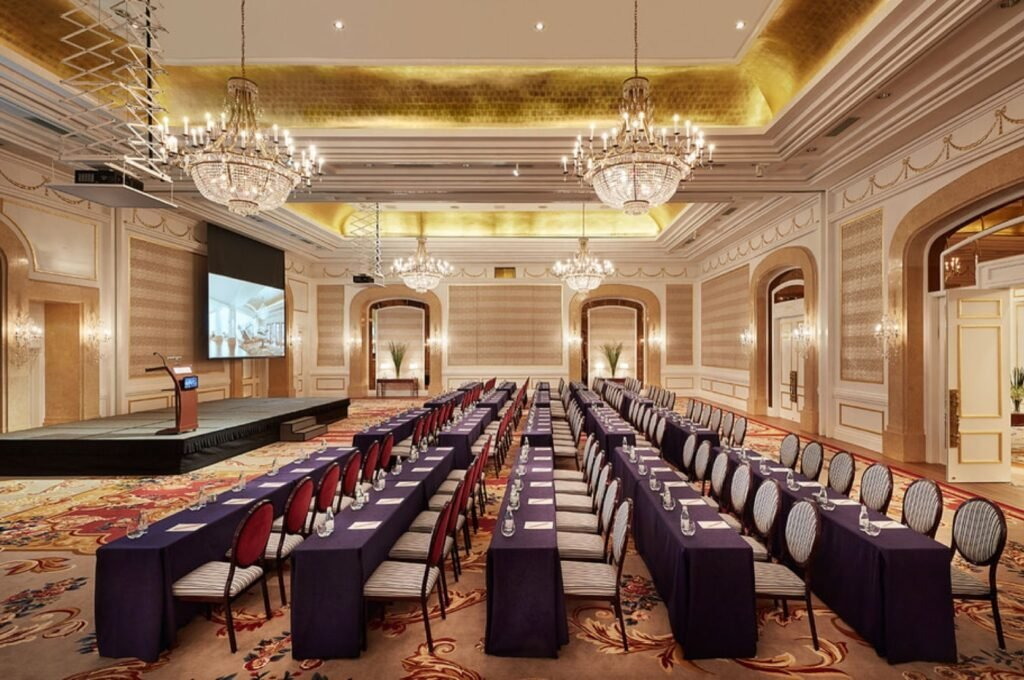 Ballroom khách sạn tại Hà Nội với bàn hội nghị dài