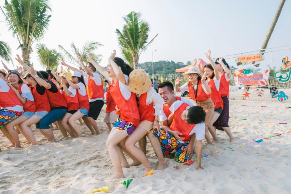 Hoạt động team building trên bãi biển Hạ Long
