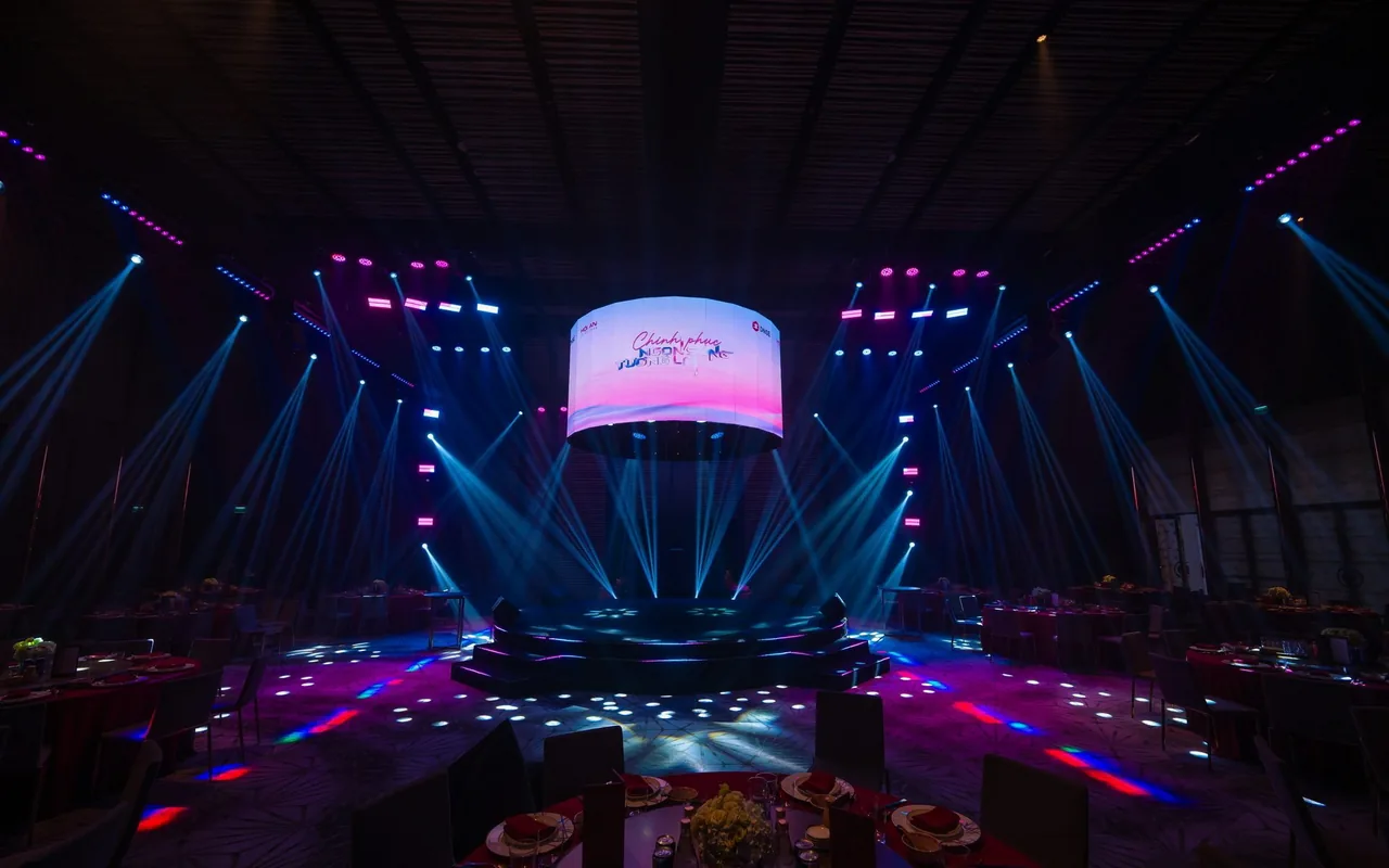 Sân khấu gala dinner với màn hình vòng cung