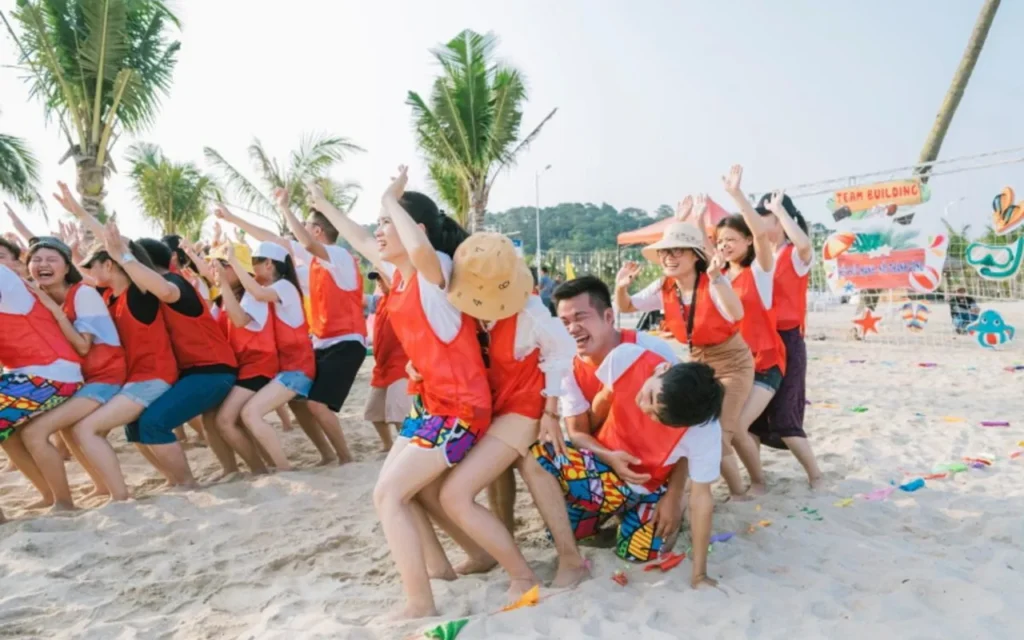 12 trò chơi team building doanh nghiệp dễ triển khai cho đoàn đông