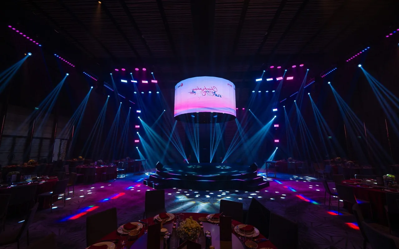Sảnh tiệc gala trong ballroom khách sạn