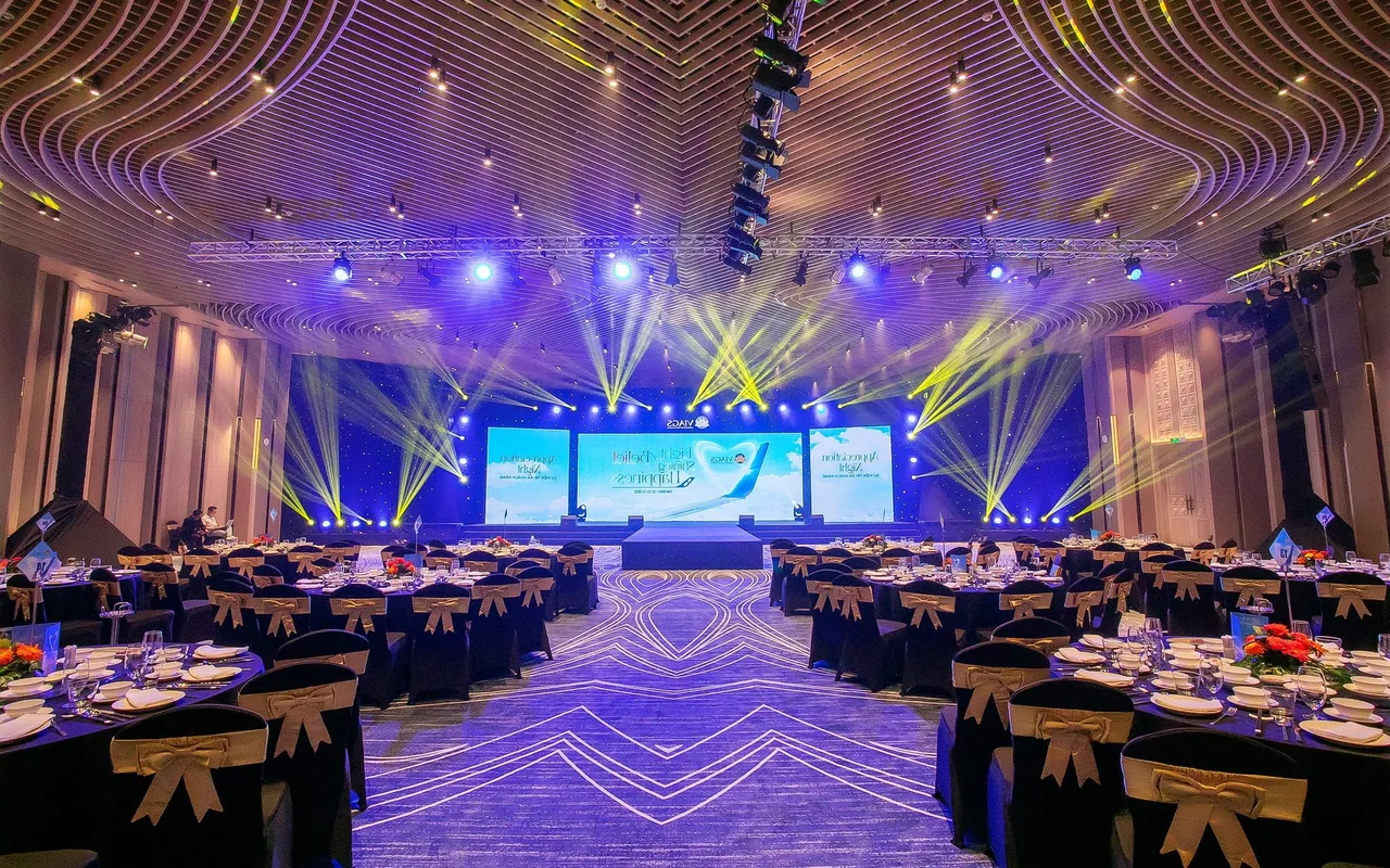 Sân khấu gala dinner doanh nghiệp với ánh sáng và màn hình LED